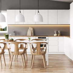 moderne Wohnküche aus weißen Möbeln und großem Esstisch aus Holz